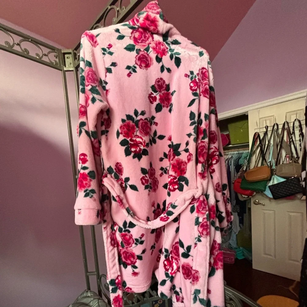 Robe - Picture 2 of 2